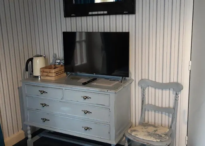 Le Suisse - Bleue Bed & Breakfast